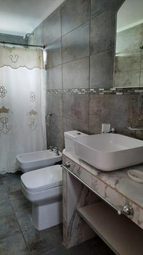 プエルト・マドリンにあるballena francaのバスルーム(洗面台、トイレ、バスタブ付)