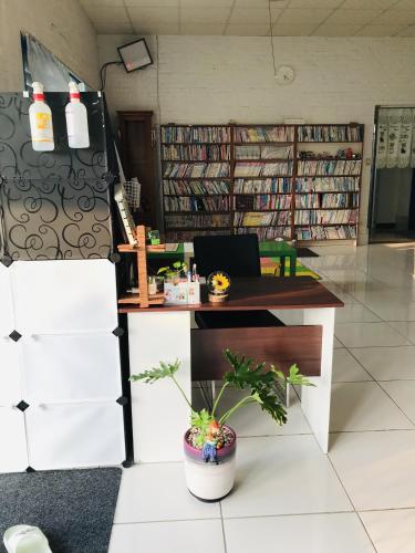 a desk in a library with a lot of books at 布袋愛琴海Aegean Sea B&B Budai in Budai