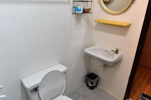 Krabi Grand Hotel في مينْغكرابي: حمام مع مرحاض ومغسلة