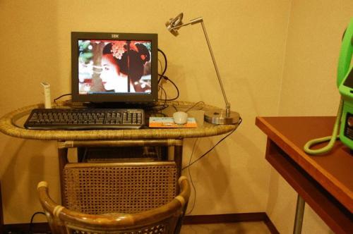 un computer portatile seduto su un tavolo con tastiera di Gion Fukuzumi a Kyoto