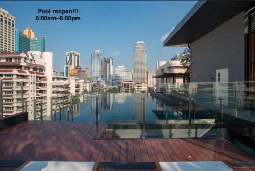 vista para o horizonte da cidade a partir de um edifício em Bangkok Asok Circle REIN Sukhumvit 12#2BR&3BR#Pool&Gym#Near Terminal 21 em Bangkok