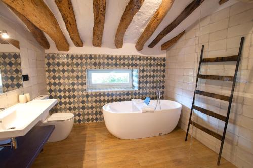 Ванна кімната в Amillano Rural Suites - Adults only