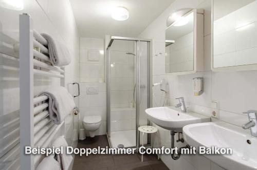 A bathroom at Kurgarten-Hotel