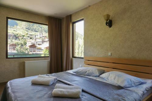 ein Schlafzimmer mit einem Bett mit zwei Handtüchern darauf in der Unterkunft Mestia Panorama in Mestia