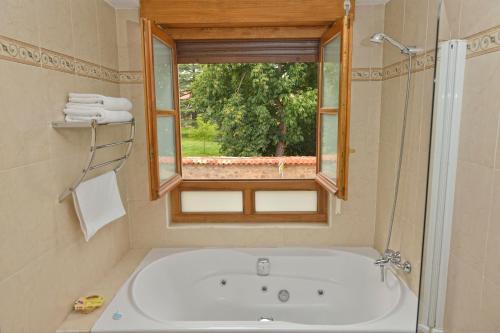 Bathroom sa Hotel Rural La Corte de los Pinares