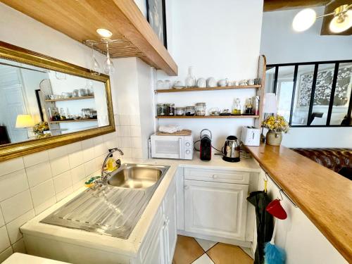 Η κουζίνα ή μικρή κουζίνα στο Grand Cru, Appartement au Centre Médiéval de Beaune
