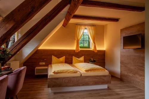 Tempat tidur dalam kamar di Hotel Zum Klosterfischer