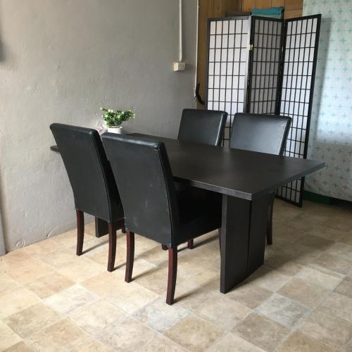 czarny stół jadalny z czarnymi krzesłami w obiekcie J's Hardware & Gifts w mieście Perenjori