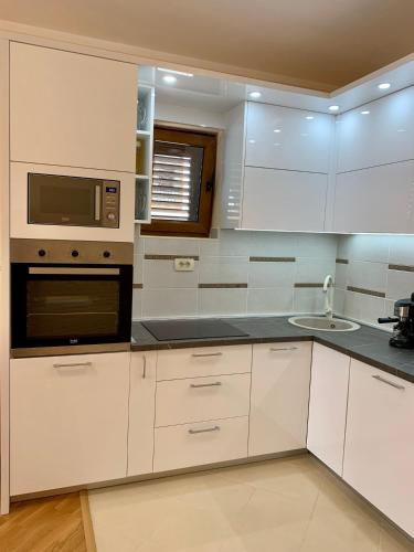 Η κουζίνα ή μικρή κουζίνα στο Lastochka.mne apartments