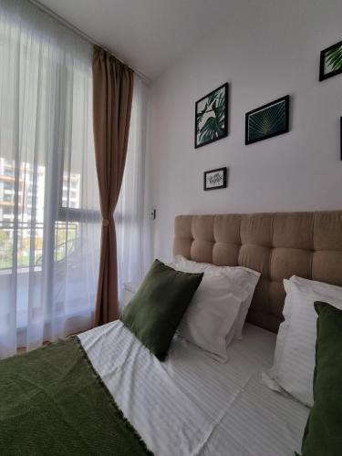 1 dormitorio con ventana grande y cama en Onix Residence By the Sea, Mamaia Nord, en Mamaia Nord – Năvodari