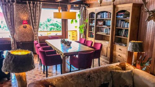 un salon avec une table et des chaises violettes dans l'établissement Esprit Montagne, à La Chapelle-dʼAbondance