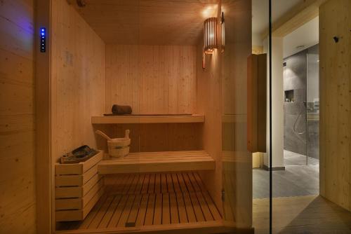 a room with a sauna with a glass door at Hotel Valtellina in Livigno