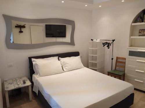 ボローニャにあるLittle Secret Apartment by Wonderful Italyのベッドルーム1室(ベッド1台、壁掛け鏡付)