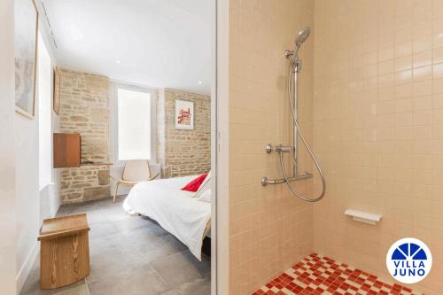 Cette chambre comprend un lit et une salle de bains pourvue d'une douche. dans l'établissement Villa Juno - Saint-Aubin-sur-Mer - Côte de nacre - Normandie - Plage débarquement, à Saint-Aubin-sur-Mer