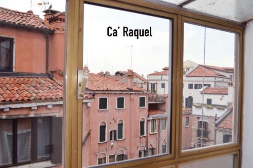 een venster met de woorden ck reuval op bij Le case di Rachele - Ca' Lorenzo e Ca' Raquel in Venetië