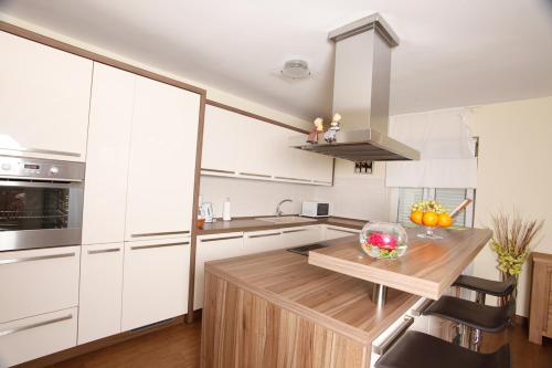 Frajona Apartmentsにあるキッチンまたは簡易キッチン