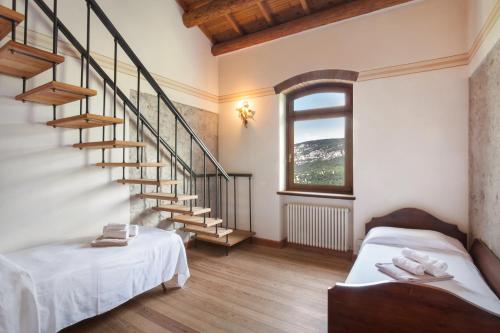 una camera con due letti e una scala di Cà Cantoni With Pool a Garda