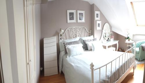 a bedroom with a white bed and a white dresser at Residencial Mondariz Balneario 424 in Mondariz-Balneario