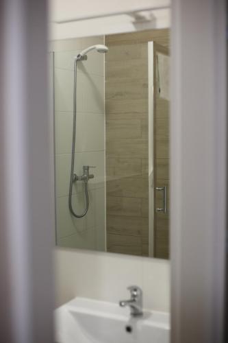 un bagno con lavandino e specchio di Hotel POD RÓŻAMI a Jedlnia-Letnisko