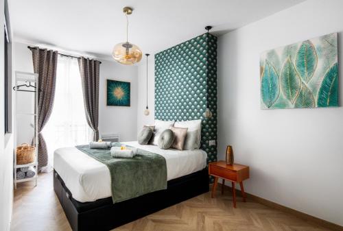 - une chambre avec un lit doté d'une tête de lit verte à motifs dans l'établissement SUITE LUXURY NATION 26, à Paris