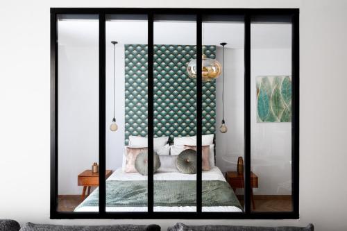 - une chambre avec un lit et un miroir dans l'établissement SUITE LUXURY NATION 26, à Paris