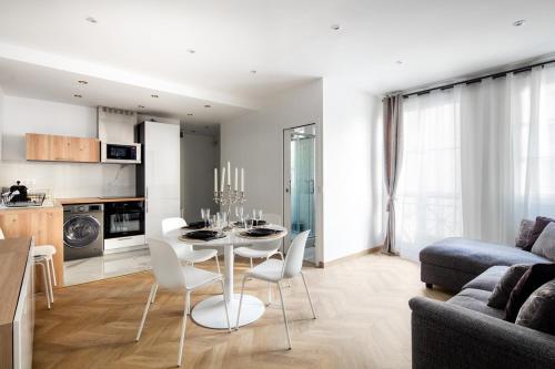 une cuisine et un salon avec une table et des chaises dans l'établissement SUITE LUXURY NATION 26, à Paris