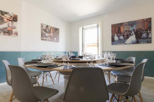 une grande salle à manger avec une table et des chaises dans l'établissement Mini Hotel Wf2 Caltagirone, à Caltagirone