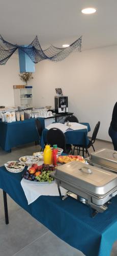 een tafel met een bord eten erop bij Sea House Resort in Brela