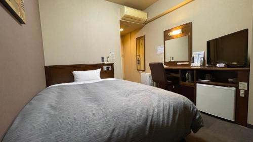 En eller flere senge i et værelse på Hotel Route-Inn Iyo-Saijo