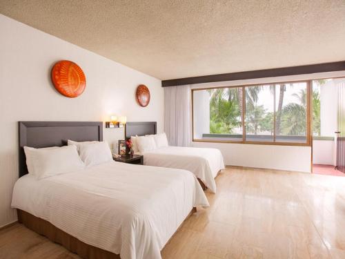 Cama o camas de una habitación en El Cid Granada Hotel & Country Club