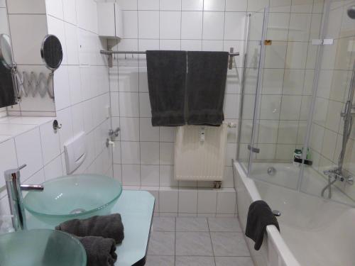 a bathroom with a sink and a tub and a glass sink at Apartment Ferienwohnung Martin Luther, 3 Schlafzimmer, free WiFi, Nähe Zentrum, klimatisiert, hell, offen, sehr schön, in Jena