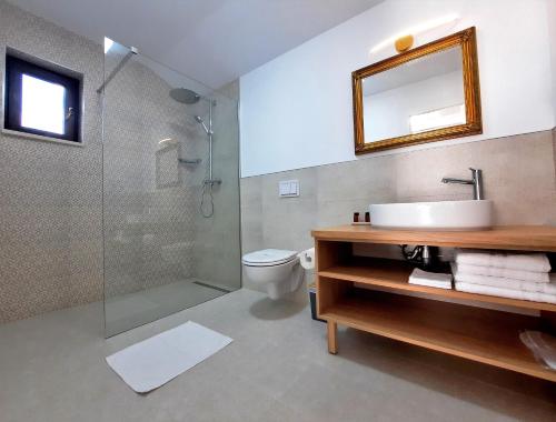 een badkamer met een douche, een wastafel en een toilet bij Casa Mora in Deva