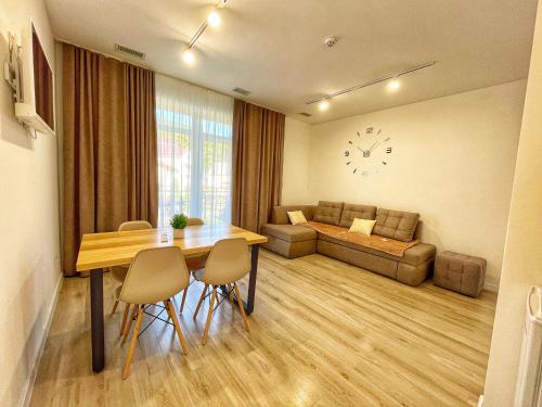 a living room with a table and a couch at Sunrise Aparts in Polyana