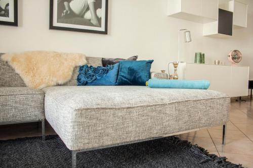 un sofá con almohadas en la sala de estar en Ferienwohnung Alte Burg Koblenz, en Coblenza