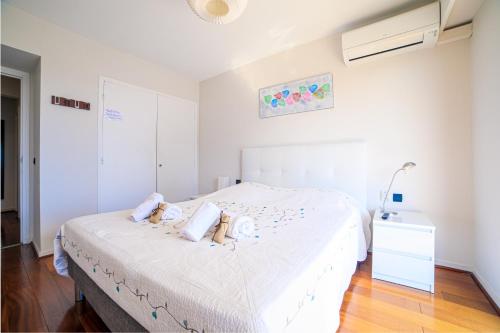 une chambre avec un lit avec deux ours en peluche dessus dans l'établissement Le Prado Parc, à Cannes