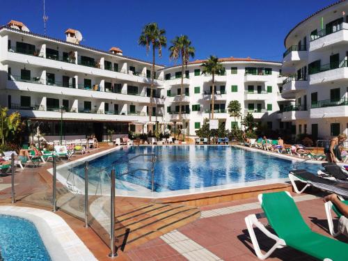 プラヤ・デル・イングレスにあるSunrise Apartment - Playa del Inglésのホテル正面の大型スイミングプール