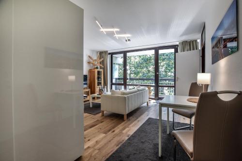 a living room with a table and a couch at Domicile Cologne in Cologne
