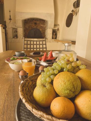 een houten tafel met een fruitmand erop bij Veranda Rossa Suites in Rethimnon