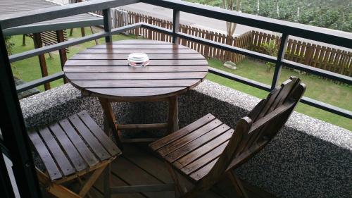 a wooden table and two chairs on a balcony at Jimei Homestay in Jian