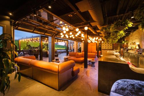 a restaurant with leather furniture and a bar at Kimpton Hotel Monaco Philadelphia by IHG in Philadelphia