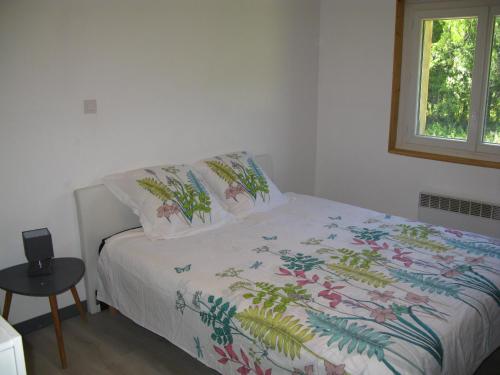 Un dormitorio con una cama con un edredón colorido. en Location& gîtes, en Sarrians