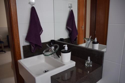 Et badeværelse på Apartamento a beira mar completo com churrasqueira