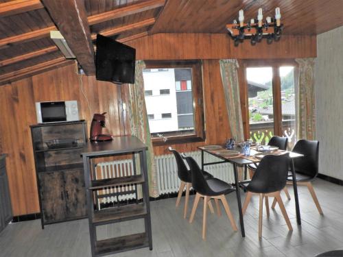une salle à manger avec une table et des chaises dans l'établissement Manoir 4, aux Gets