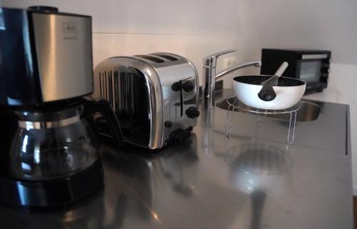 a kitchen counter with a coffee maker and a toaster at Altstadt Fereienwohnung Hameln in Hameln