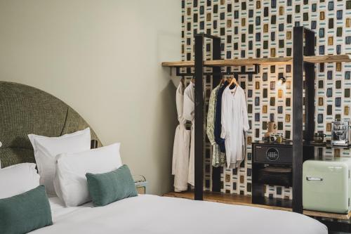 Un ou plusieurs lits dans un hébergement de l'établissement Le Garage Biarritz Hôtel
