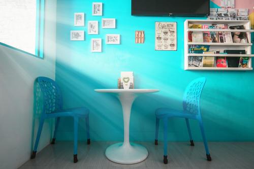 pared azul con 2 sillas y mesa en una habitación en Lamanca, en Hualien City
