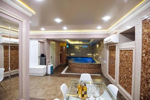 Bazén v ubytování GOLDEN SECONDS Hotel nebo v jeho okolí