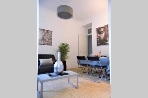 Posezení v ubytování 2 spacious bedrooms near Riquier station!