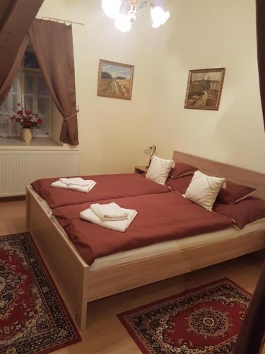 a bedroom with a bed with two towels on it at Brezovay Kastély Panzió in Egerszólát
