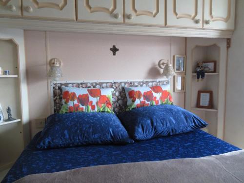 Schlafzimmer mit einem Bett mit blauer Decke in der Unterkunft Beach Resort Kamperland - 784 in Kamperland
